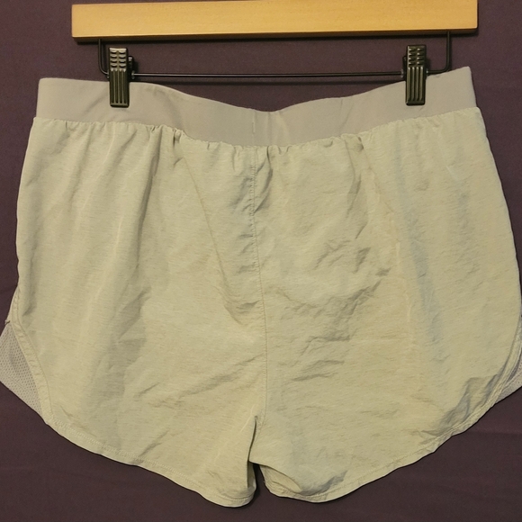 Womens Under Armour Light Gray Performance Shorts. Loose Fit. Size Large - Picture 4 of 7